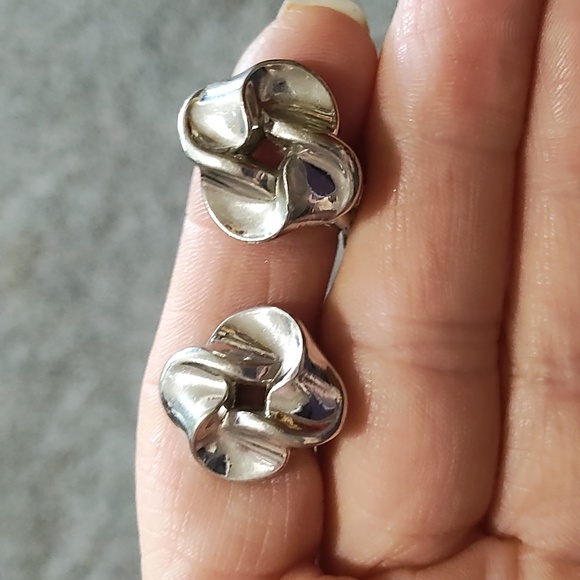 Crown Trifari Jewelry - CROWN TRIFARI VINTAGE PAT PENDING SILVER-TONE KNOT BUTTON CLIP-ON 3/4" EARRINGS